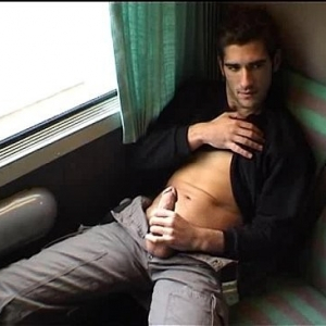 Branle entre mecs dans le train