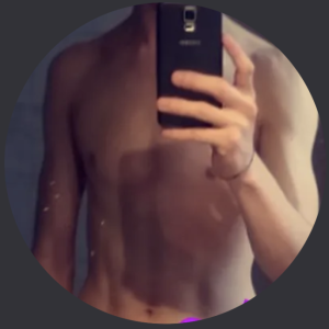 Branle entre potes devant porno